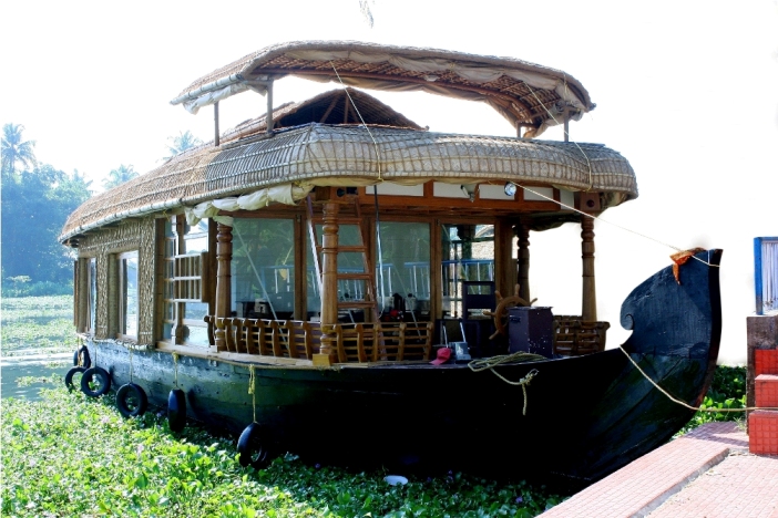 Houseboat Main Image